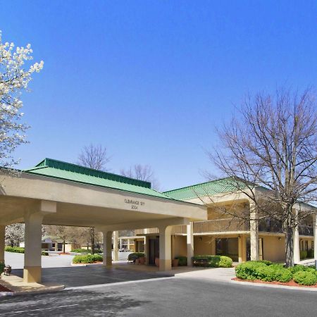 Howard Johnson By Wyndham Greensboro Near The Coliseum Exterior photo