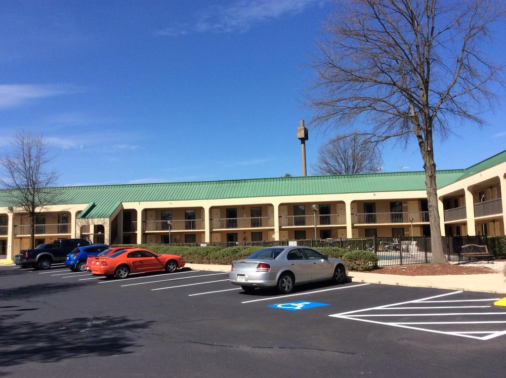 Howard Johnson By Wyndham Greensboro Near The Coliseum Exterior photo