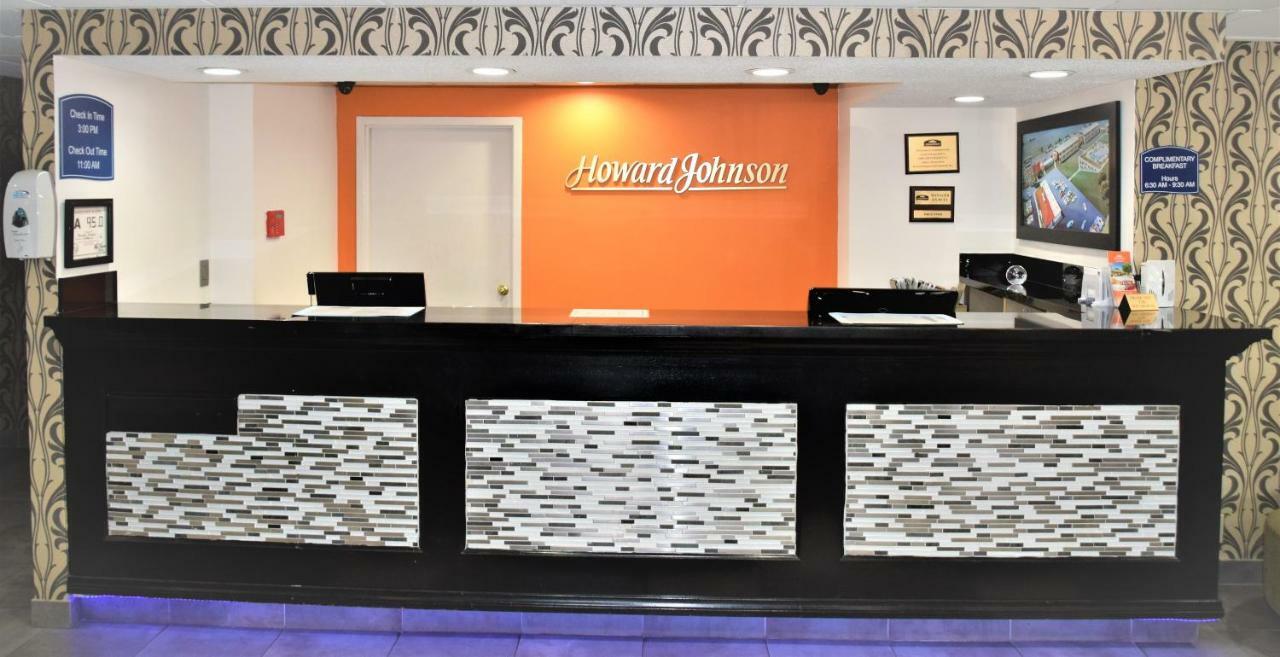 Howard Johnson By Wyndham Greensboro Near The Coliseum Exterior photo